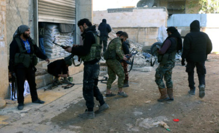 Combatentes rebeldes na cidade de Aleppo, em 9 de novembro de 2016. Foto: Thaer/Mohammed/AFP Photo/Combatentes rebeldes na cidade de Aleppo, em 9 de novembro de 2016. Foto: Thaer/Mohammed/AFP Photo Combatentes rebeldes na cidade de Aleppo, em 9 de novembro de 2016. Foto: Thaer/Mohammed/AFP Photo/Combatentes rebeldes na cidade de Aleppo, em 9 de novembro de 2016. Foto: Thaer/Mohammed/AFP Photo