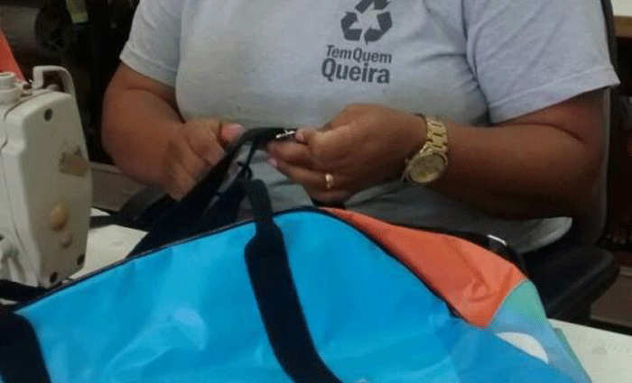 A fundadora da ONG TemQuemQueira, Adriana Gryner, disse que 70% das pessoas que produzem o reúso das lonas são homens e mulheres detentos. Foto: Gustavo Guedes/Agência Brasil/A fundadora da ONG TemQuemQueira, Adriana Gryner, disse que 70% das pessoas que produzem o reúso das lonas são homens e mulheres detentos. Foto: Gustavo Guedes/Agência Brasil A fundadora da ONG TemQuemQueira, Adriana Gryner, disse que 70% das pessoas que produzem o reúso das lonas são homens e mulheres detentos. Foto: Gustavo Guedes/Agência Brasil/A fundadora da ONG TemQuemQueira, Adriana Gryner, disse que 70% das pessoas que produzem o reúso das lonas são homens e mulheres detentos. Foto: Gustavo Guedes/Agência Brasil