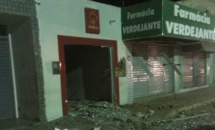 A ag&ecirc;ncia do Bradesco ficou completamente destru&iacute;da. Foto: reprodu&ccedil;&atilde;o internet./