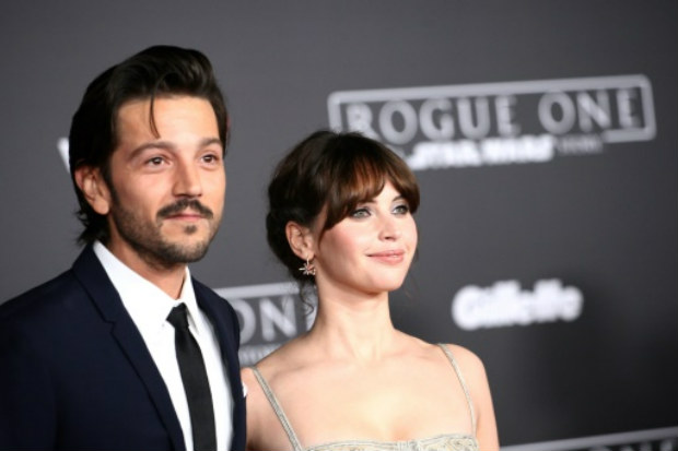 Diego Luna e Felicity Jones, protagonistas de 'Rogue One', filme 'spin off' do universo de 'Star Wars', posam para fotos na pré-estreia do filme em Hollywood, Califórnia. Crédito: Tommaso Boddi/AFP/