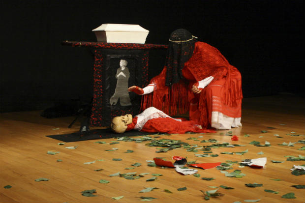 O espetáculo Ave Maria é um solo de Julia Varley dirigido por Eugenio Barba no qual se questionam nossas reações diante da morte. Crédito: Rina Skeel/Odin Teatret/Divulgação