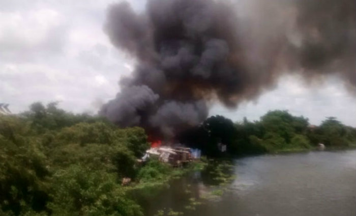 Este é o segundo incêndio que a comunidade sofre este ano. Em fevereiro, cerca de 200 famílias ficaram desabrigadas. Foto: Carol Sá Leitão/ DP/