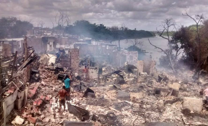 Fogo destruiu várias residências na comunidade Vila Santa Luzia, na Torre, Zona Oeste do Recife. Foto: Carol Sá Leitão/ DP