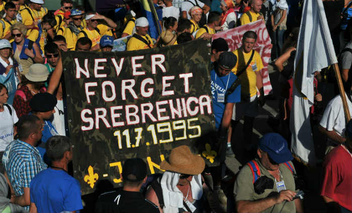 Passeata em Srebrenica em memória das vítimas do massacre. Foto: Elvis Barukcic/AFP/ Passeata em Srebrenica em memória das vítimas do massacre. Foto: Elvis Barukcic/AFP/