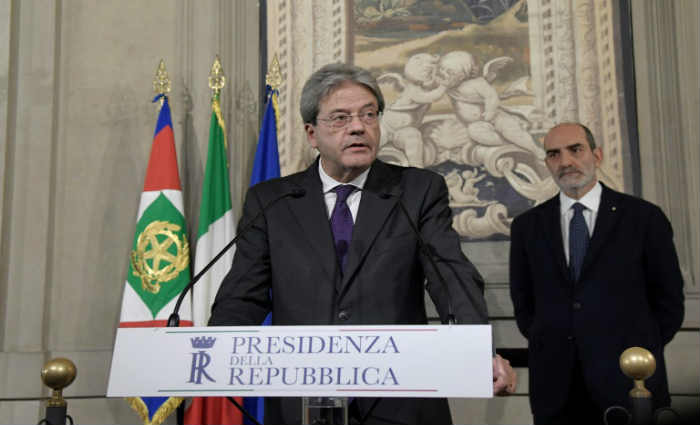 O novo primeiro-ministro italiano, Paolo Gentiloni (C), durante coletiva de imprensa para anunciar os nomes dos ministros de seu governo em reunião com o presidente Sergio Mattarella. Foto: Tiziana Fabi/AFP/ O novo primeiro-ministro italiano, Paolo Gentiloni (C), durante coletiva de imprensa para anunciar os nomes dos ministros de seu governo em reunião com o presidente Sergio Mattarella. Foto: Tiziana Fabi/AFP/