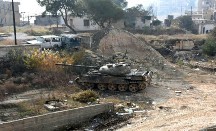 Tanque no distrito de Ithaa, em Aleppo, após forças pró-governo sírio terem retomado a área dos rebeldes. Foto: George Ourfalian/AFP/ Tanque no distrito de Ithaa, em Aleppo, após forças pró-governo sírio terem retomado a área dos rebeldes. Foto: George Ourfalian/AFP/