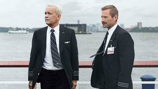 Tom Hanks e Aaron Eckhart interpretam o comandante Sully e o copiloto Jeff Skiles, a dupla que salvou vidas. Foto: Warner/Divulgação/ Tom Hanks e Aaron Eckhart interpretam o comandante Sully e o copiloto Jeff Skiles, a dupla que salvou vidas. Foto: Warner/Divulgação/