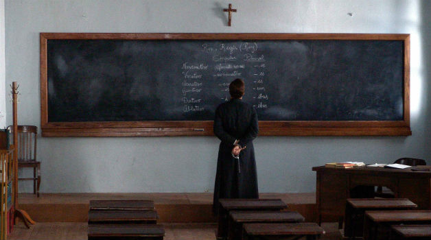 A atuação do religioso para salvar perseguidos do regime argentino é mostrada na minissérie. Netflix/Divulgação/ A atuação do religioso para salvar perseguidos do regime argentino é mostrada na minissérie. Netflix/Divulgação/
