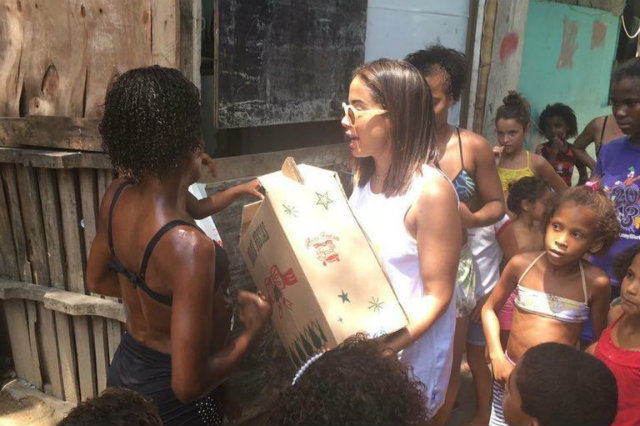 Cantora foi clicada enquanto fazia entregas. Foto:Twitter/Reproduão/