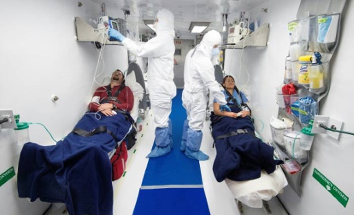Equipe médica monitora pacientes infectados com o Ebola em um módulo no Aeroporto Internacional de Dulles, Virgínia. Foto: Paul J. Richards/AFP/ Equipe médica monitora pacientes infectados com o Ebola em um módulo no Aeroporto Internacional de Dulles, Virgínia. Foto: Paul J. Richards/AFP/