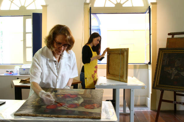 Nilse e Nathalie Fontes, m&atilde;e e filha, restauram sete obras do acervo da antiga Escola de Belas Artes. Cr&eacute;dito Paulo Paiva/D.P/D.A Press/