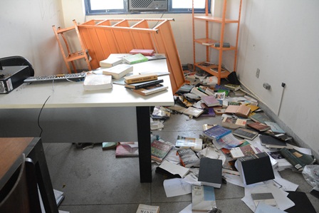 Diversas salas de professores foram depredadas e o material espalhado pelo chão. Foto: Passarinho/Divulgação/ Diversas salas de professores foram depredadas e o material espalhado pelo chão. Foto: Passarinho/Divulgação/