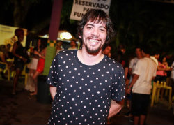 Para o músico China, o poder público deveria acertar as contas com os artistas. Foto: Paloma Amorim/Divulgação