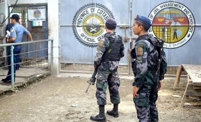 Policiais em 4 de janeiro de 2017 em frente &agrave; pris&atilde;o de Kidapawan. Foto: Ferdinandh Cabrera/AFP/