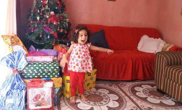 Helena Fagundes, 3, acompanhou a mãe na entrega de presentes a crianças de uma creche. Foto: Arquivo pessoal