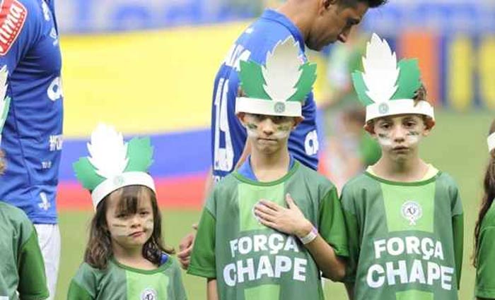 Crianças prestam homenagem ao time Chapecoense. Foto: Juarez Rodrigues/CB/D.A Press/ Crianças prestam homenagem ao time Chapecoense. Foto: Juarez Rodrigues/CB/D.A Press/