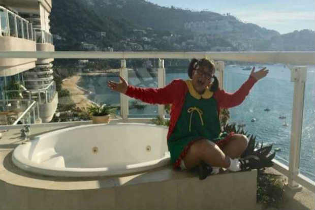 Atriz posou na mesma praia onde foram gravadas as cenas da série Chaves. Foto: Reprodução/Facebook/ Atriz posou na mesma praia onde foram gravadas as cenas da série Chaves. Foto: Reprodução/Facebook/