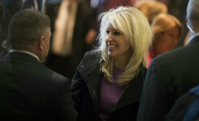Monica Crowley deixa a Trump Tower, em Nova York. Foto: GETTY IMAGES/AFP Drew Angerer/Reprodu&ccedil;&atilde;o/