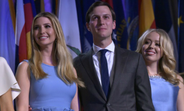 Ivanka Trump (esquerda), seu marido, Jared Kushner, e Tiffany Trump, em Nova York. Foto: Mandel Ngan/AFP Photo/Ivanka Trump (esquerda), seu marido, Jared Kushner, e Tiffany Trump, em Nova York. Foto: Mandel Ngan/AFP Photo Ivanka Trump (esquerda), seu marido, Jared Kushner, e Tiffany Trump, em Nova York. Foto: Mandel Ngan/AFP Photo/Ivanka Trump (esquerda), seu marido, Jared Kushner, e Tiffany Trump, em Nova York. Foto: Mandel Ngan/AFP Photo