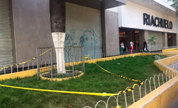 Acidente aconteceu no gradil em frente à loja Riachuelo. Shopping Boa Vista diz que não tem responsabilidade no caso. Foto: Anamaria Nascimento/DP/ Acidente aconteceu no gradil em frente à loja Riachuelo. Shopping Boa Vista diz que não tem responsabilidade no caso. Foto: Anamaria Nascimento/DP/