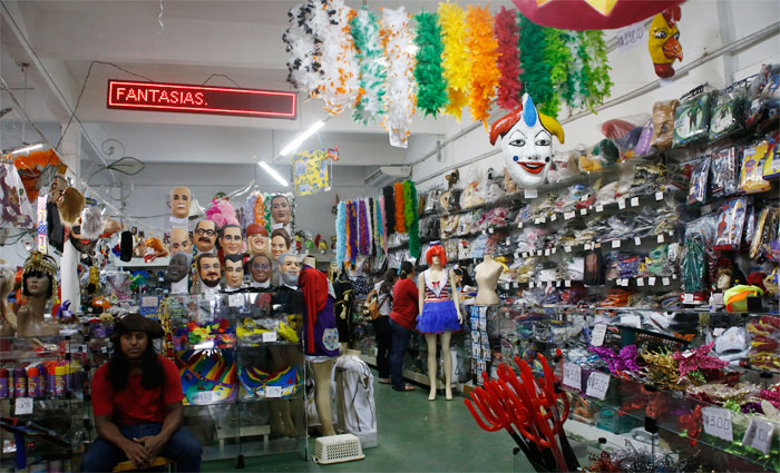 O centro do Recife tem diversos adereços para a folia, tanto para quem quer montar a fantasia ou quer comprar já pronta. Foto: Anderson Freire/Esp DP
