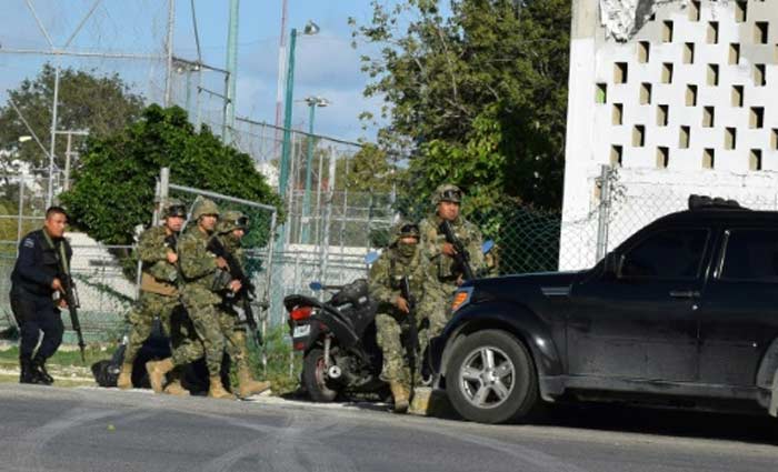 Policiais em a&ccedil;&atilde;o durante ataque em Canc&uacute;n, no M&eacute;xico. Foto: Erick Grajales/AFP/