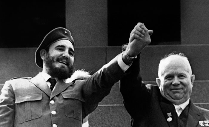 Fidel Castro com o premiê da URSS, Nikita Kruschev, nos anos 60. Foto: AFP Photo/Arquivos