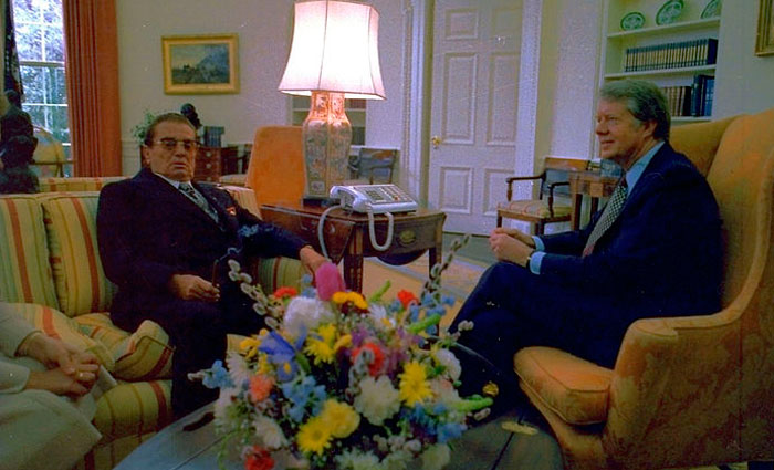 Encontro entre o então presidente dos Estados Unidos Jimmy Carter e o líder iugoslavo Tito, em 1978. Foto: Karl H. Schumacher/White House Photo