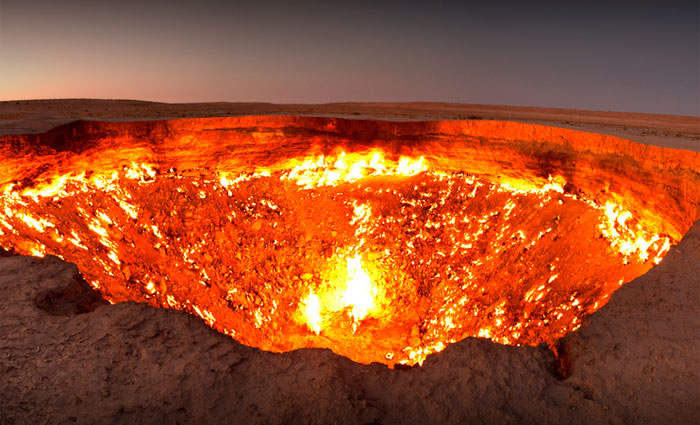 A "Porta do Inferno", cratera em um campo de gás natural que é atração turística no Turcomenistão. Foto: Wikimedia