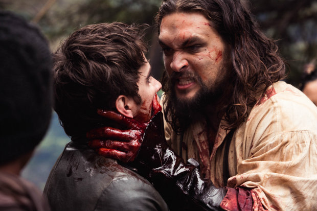 Após viver Khal Drogo em Game of Thrones, o ator incorpora um comerciante ambicioso. Foto: Netflix/Divulgação/