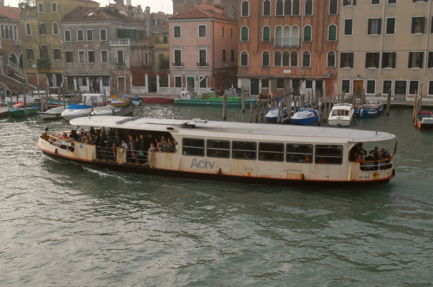 Vaporetto é o meio de transporte público mais comum em Veneza, na Itália. Foto: Reprodução da Internet.