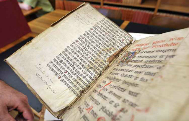 O livro &eacute; o primeiro impresso no Ocidente e joia do patrim&ocirc;nio universal. Foto: Johanna Leguerre/AFP/