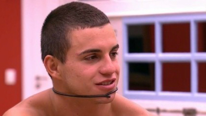 Manoel disputa uma vaga na casa com o irmão gêmeo, Antônio. Foto: Globo/Reprodução