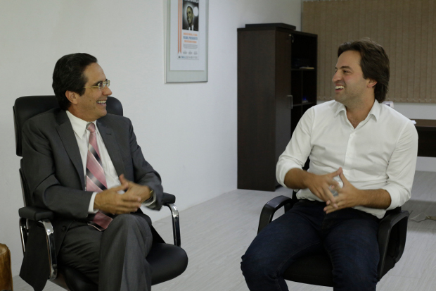 Marcos Dubeux apresentou projeto em visita ao vice-presidente do Diario de Pernambuco, Maurício Rands. Foto: Igo Bione/DP/