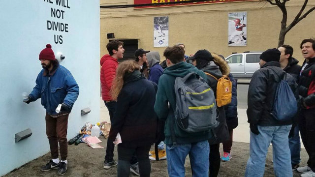 Em um v&iacute;deo gravado mais cedo, o homem o aborda e diz "Hittler n&atilde;o fez nada errado". O artista, ent&atilde;o, afasta-se rapidamente e o atinge com o cotovelo. Foto: Associated Press/Reprodu&ccedil;&atilde;o/