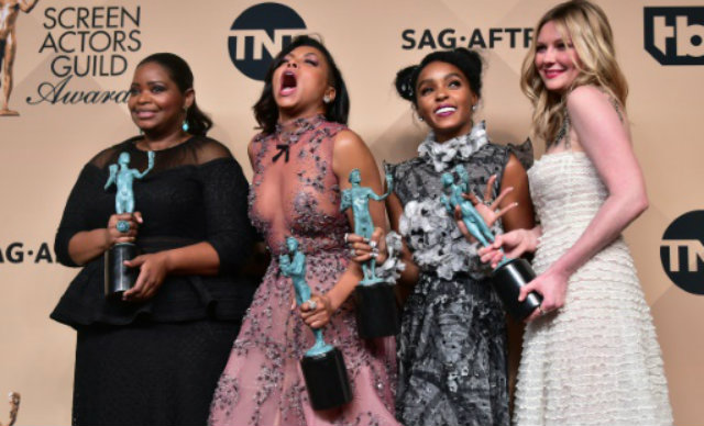 As atrizes Octavia Spencer, Taraji P. Henson, Janelle Monae, e Kirsten Dunst, do elenco de Estrelas Além do Tempo, no SAG Awards. Foto: FREDERIC J. BROWN/AFP/Reprodução/ As atrizes Octavia Spencer, Taraji P. Henson, Janelle Monae, e Kirsten Dunst, do elenco de Estrelas Além do Tempo, no SAG Awards. Foto: FREDERIC J. BROWN/AFP/Reprodução/