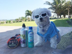 Luke foi bem preparado para enfrentar o calor nordestino: protetor solar, garrafinha de água personalizada, colete salva-vidas, óculos de sol, roupão e toalha de banho. Foto: Arquivo Pessoal