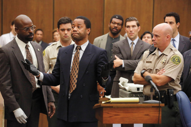 Seriado reproduz cenas clássicas do tribunal, como a prova da luva pelo ex-jogador. Foto: FX/Reprodução/ Seriado reproduz cenas clássicas do tribunal, como a prova da luva pelo ex-jogador. Foto: FX/Reprodução/