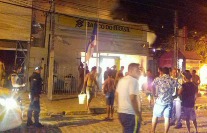 Comunidade ajudou a apagar o fogo que atingiu as agências bancárias em Porto de Galinhas após a explosão dos caixas. Foto: Reprodução/ WhatsApp/