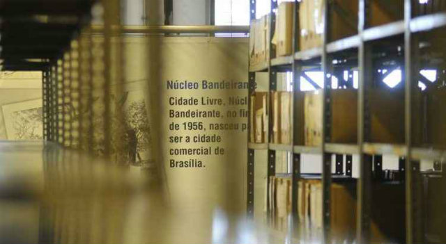 Os documentos estavam no Arquivo Público do Distrito Federal desde 1995, mas o acesso era restrito a funcionários: papelada timbrada e resguardada pelo carimbo "Confidencial". Foto: Correio Braziliense/Reprodução/ Os documentos estavam no Arquivo Público do Distrito Federal desde 1995, mas o acesso era restrito a funcionários: papelada timbrada e resguardada pelo carimbo "Confidencial". Foto: Correio Braziliense/Reprodução/