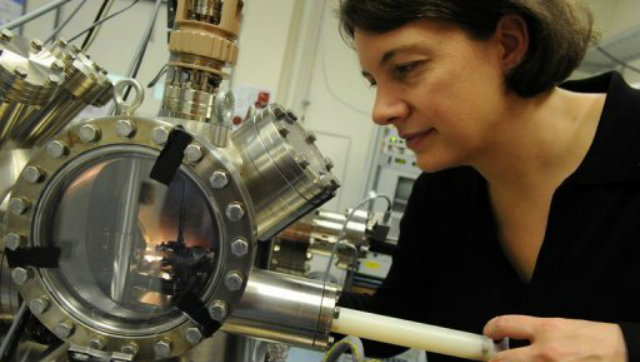 A professora australiana Michelle Simmons observa o menor transistor quântico do mundo em Sydney. Foto: AFP/ Torsten Blackwood/Reprodução/ A professora australiana Michelle Simmons observa o menor transistor quântico do mundo em Sydney. Foto: AFP/ Torsten Blackwood/Reprodução/
