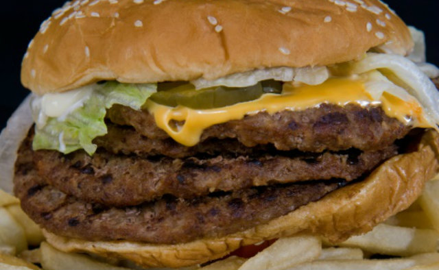 Hamburguer é um dos maiores representes da comida rápida. Foto: AFP/Arquivos Paul J. Richards/Reprodução/ Hamburguer é um dos maiores representes da comida rápida. Foto: AFP/Arquivos Paul J. Richards/Reprodução/