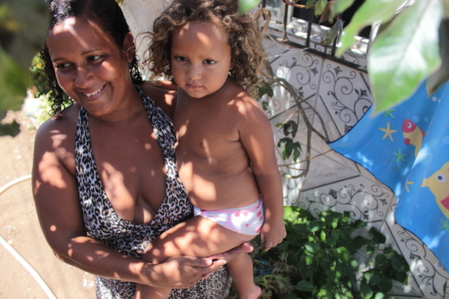 A atendente Paula Costa fez um jardim de hortaliças na porta de casa. Crédito: Marlon Diego/Esp.DP