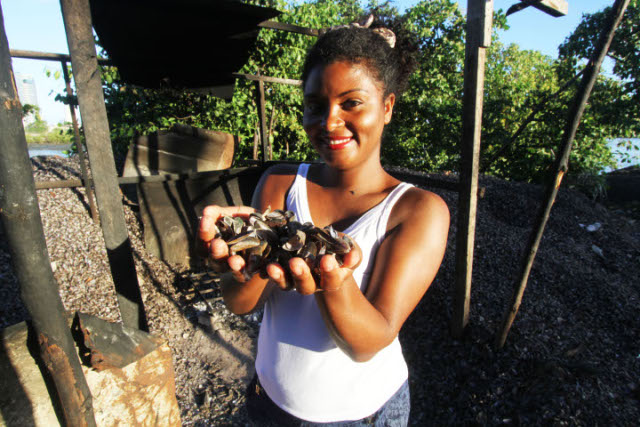 Geise Negra Linda é a responsável por fazer a mariscada vendida aos turistas no passeio de catamarã para a Ilha de Deus. Crédito: Nando Chiappetta/DP
