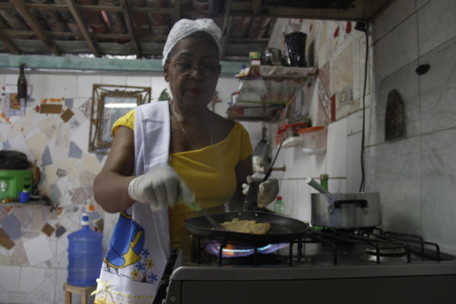 Maria José Pontes, a Índia de Santo Amaro,  aproveita tudo o que pode na cozinha. Crédito: Mandy Oliver/Esp.DP