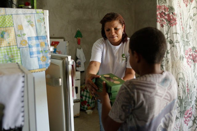 Janaína Silva, 35 anos, trabalha no Saladorama e também alimenta os filhos com as saladas produzidas pelo delivery social. Crédito: Igo Bione/ Esp.DP