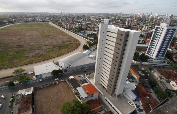 Com uma área territorial de 127 hectares, o bairro possuía, no fim de 2015, 203 estabelecimentos comerciais: são restaurantes, mercadinhos, postos de combustíveis e oficinas automotivas/Ricardo Fernandes/DP Com uma área territorial de 127 hectares, o bairro possuía, no fim de 2015, 203 estabelecimentos comerciais: são restaurantes, mercadinhos, postos de combustíveis e oficinas automotivas/Ricardo Fernandes/DP