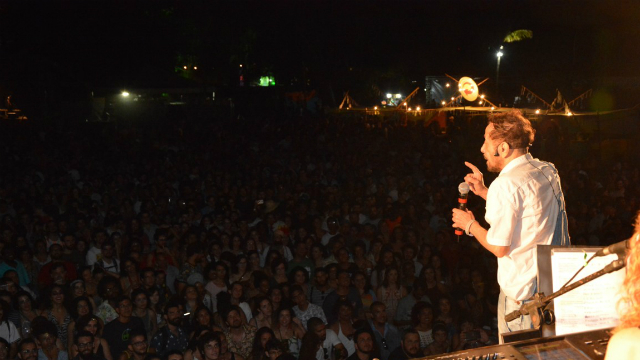 Público assistiu atento cada movimento de Tom Zé no palco. Foto: Agência Outside/Divulgação
