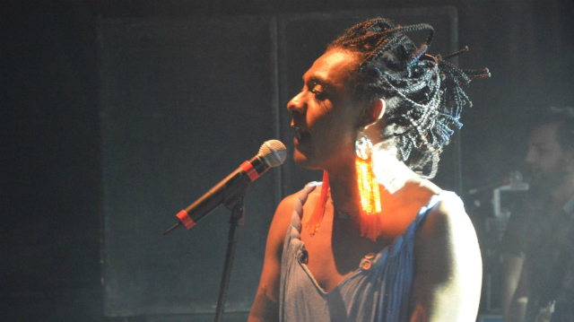 Liniker estava bem à vontade com o público evento, que chegou em peso para ver a apresentação. Foto: Agência Outside/Divulgação