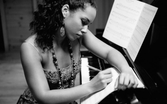 Alicia Keys dá protagonismo ao piano em Here. Foto: aliciakeyesmusic.com/Reprodução da internet/ Alicia Keys dá protagonismo ao piano em Here. Foto: aliciakeyesmusic.com/Reprodução da internet/